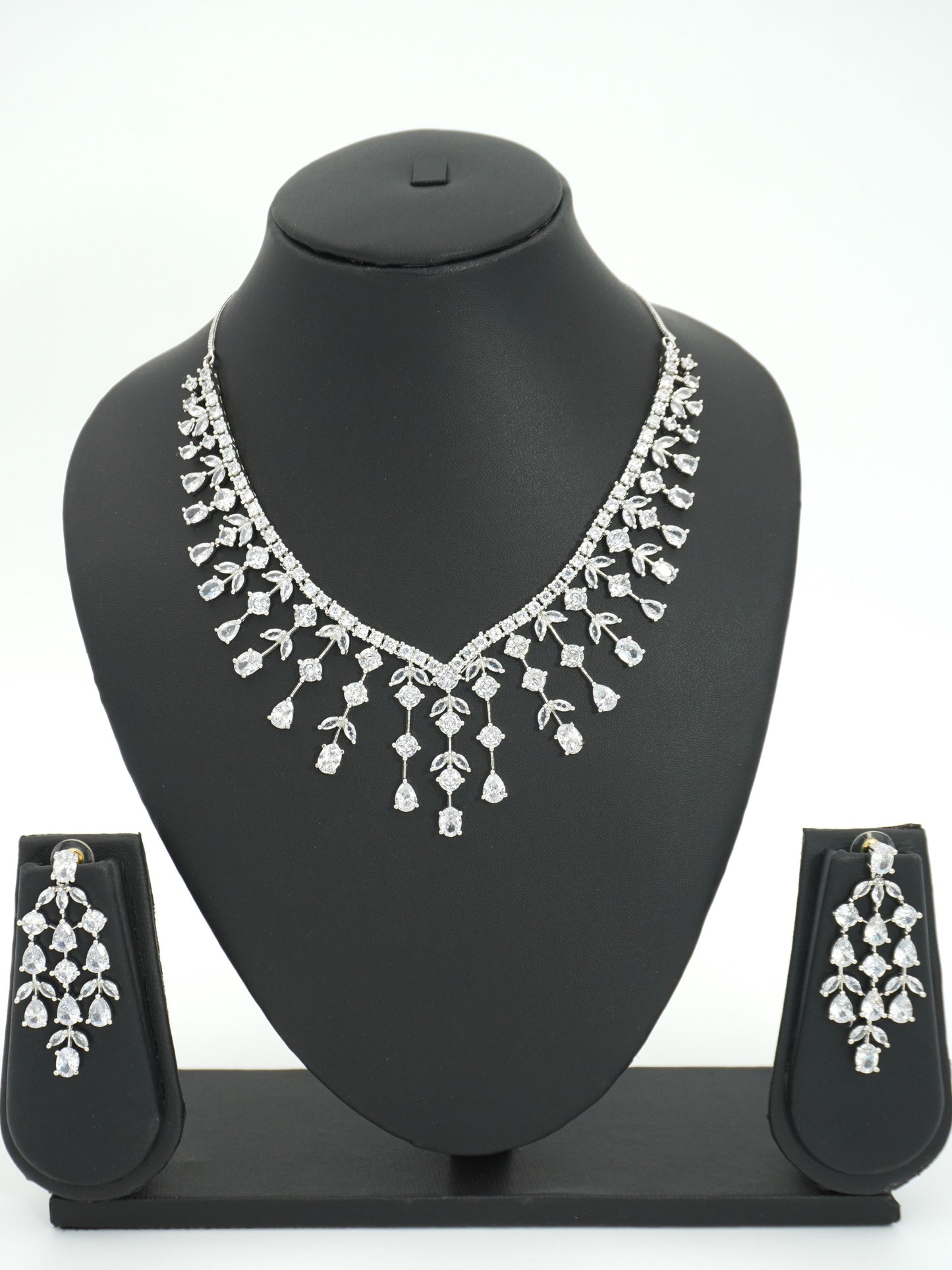 WHITE VIVIAN NECKLACE SET