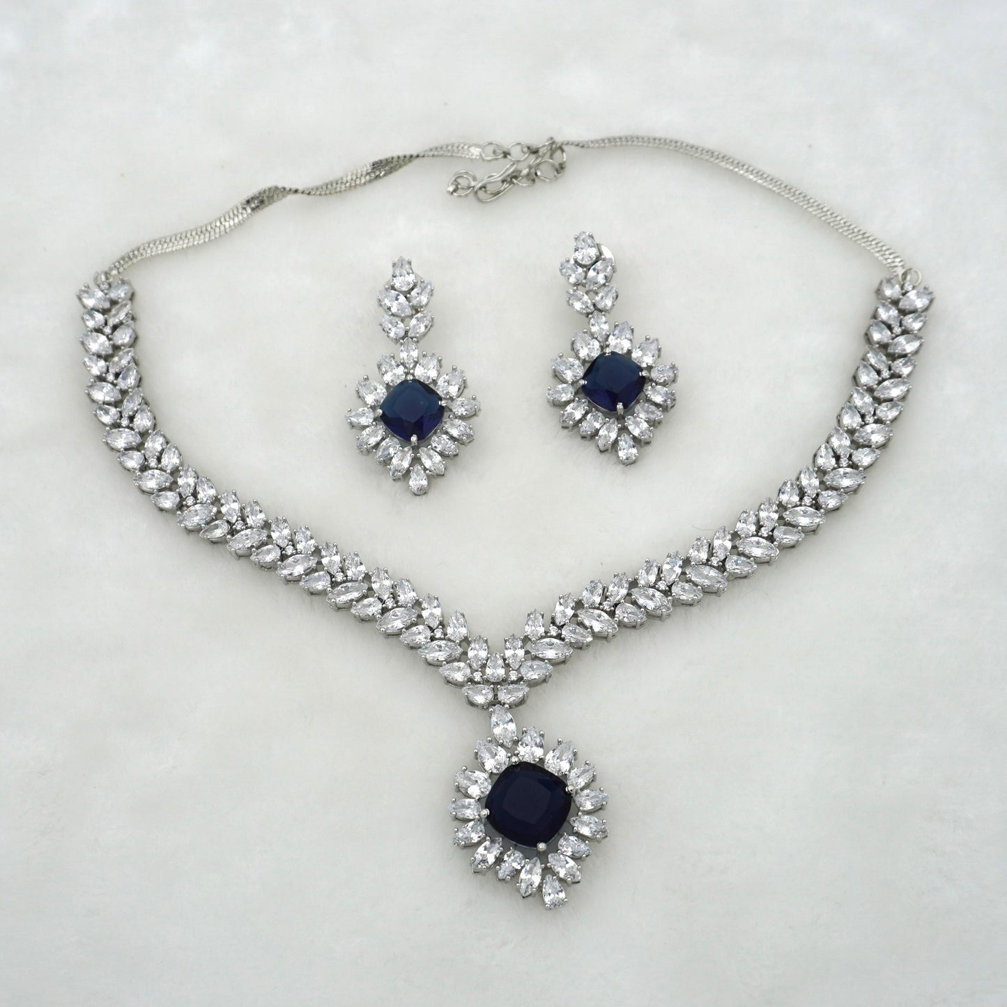 NAVY VENUS NECKLACE SET