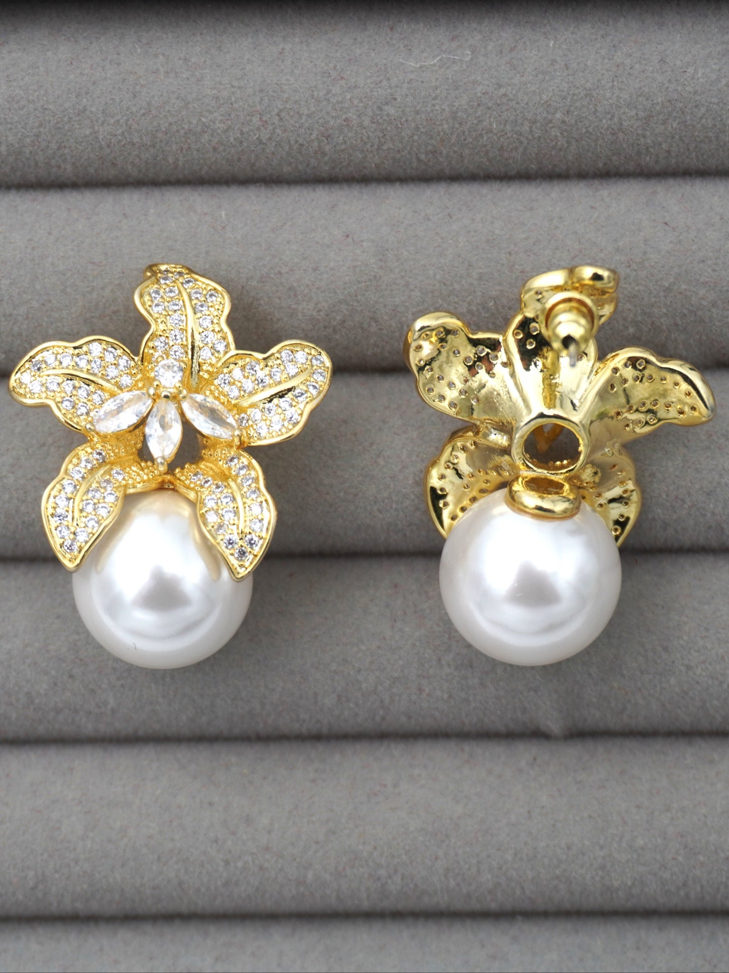 GOLD LILLY ZIRCONIA STUDS