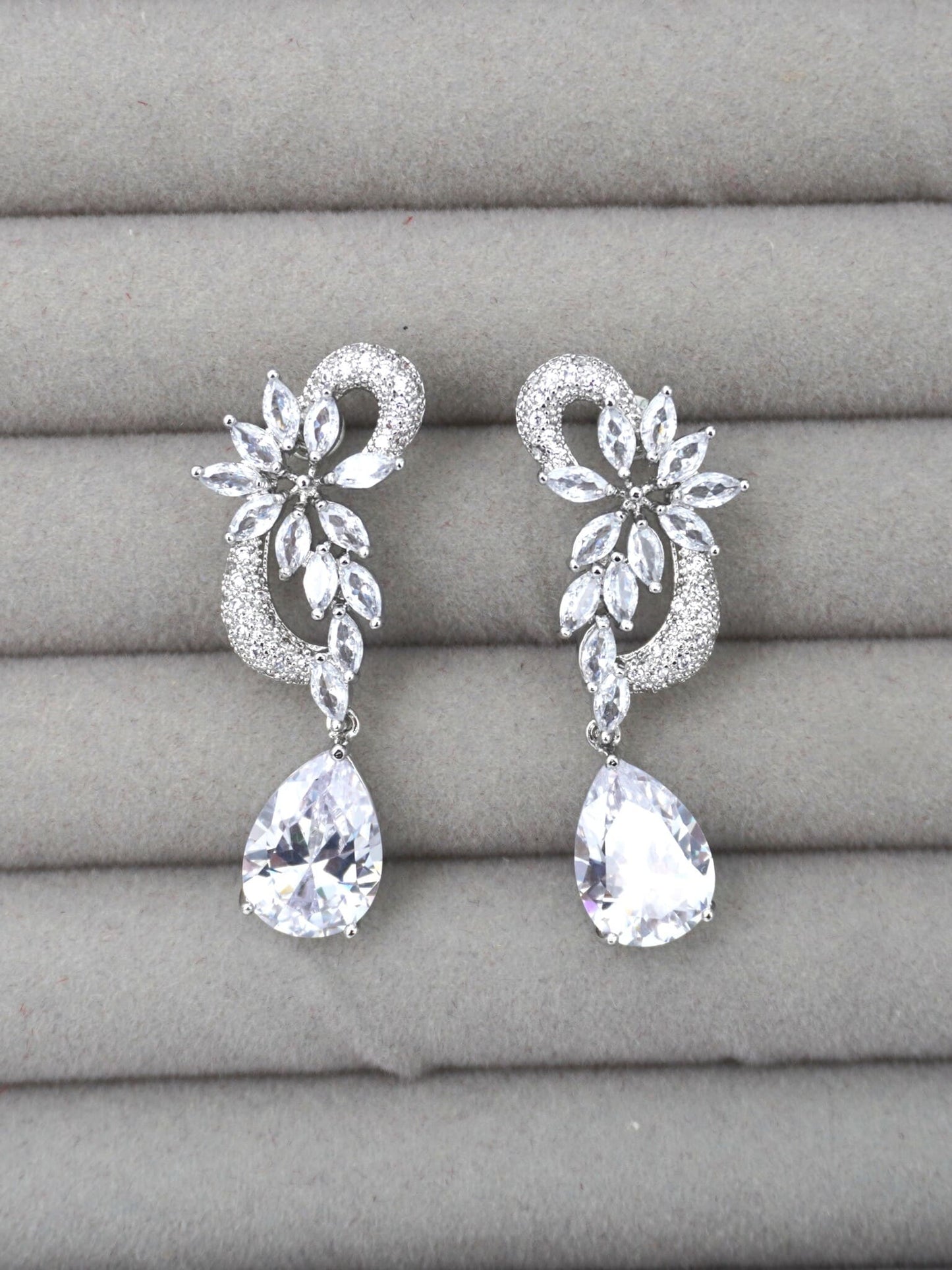 WHITE HAZE ZIRCONIA EARRINGS