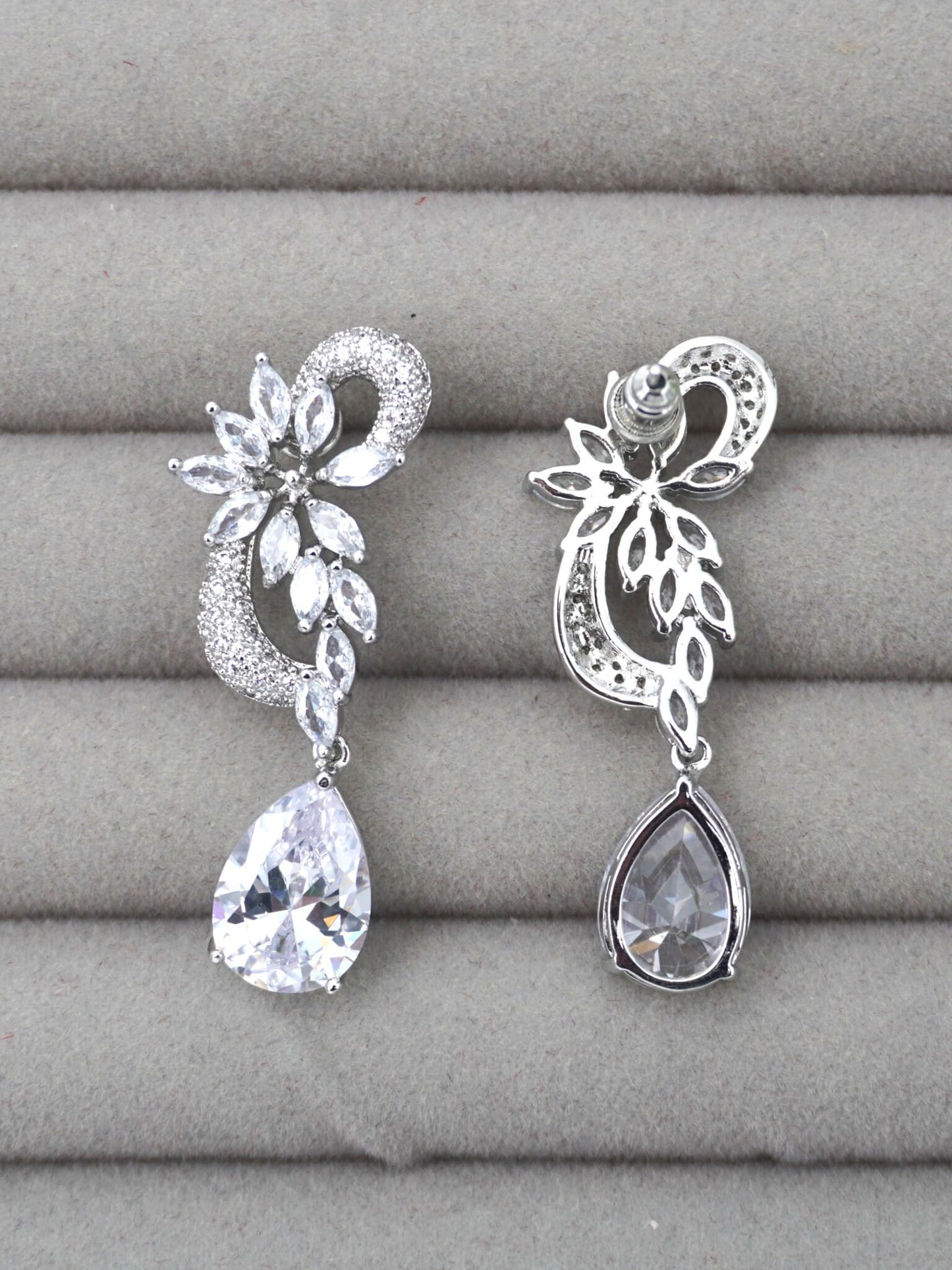 WHITE HAZE ZIRCONIA EARRINGS