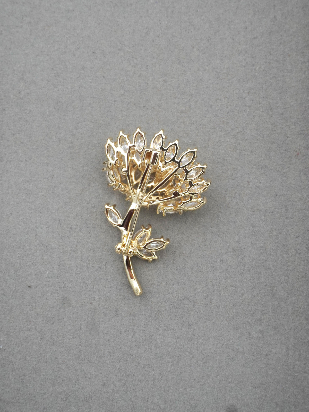 WHITE SOLARIA ZIRCONIA BROOCH
